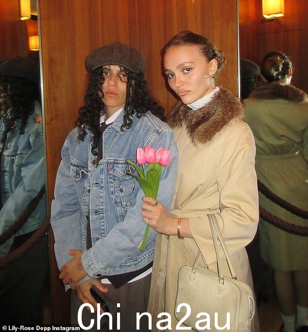 该模特分享了一系列与 26 岁女友一起去东京浪漫旅行的照片 070 Shake