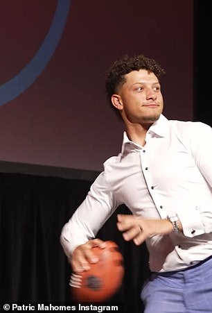 Patrick Mahomes 将足球扔给队友