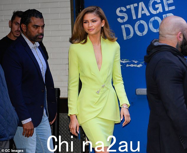 并且后来有人看到她离开电视演播室,穿着充满活力的网球绿复古 Mugler 裙子套装,售价 1795 英镑。