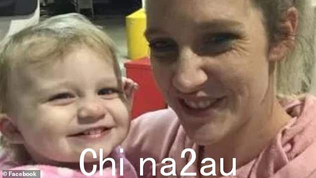 法庭获悉,Kerri-Ann Conley(与 Darcey-Helen 合影)愤怒地斥责了一名与康利对峙的护士,称她的女儿出生后不久就将其留给未成年人陪伴