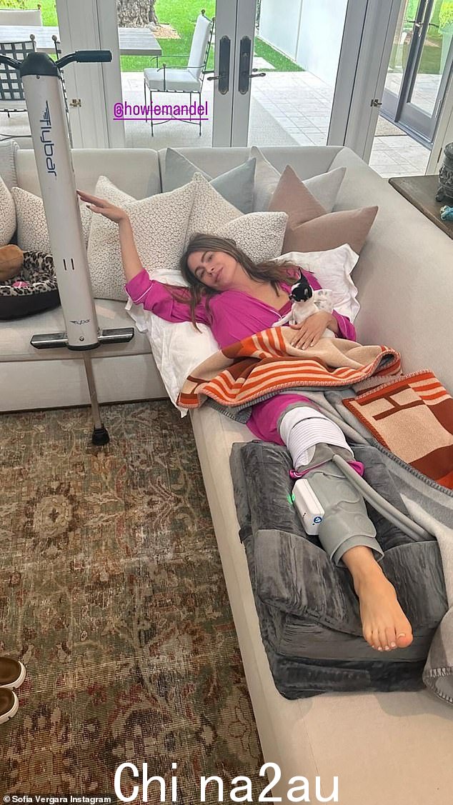 在她的房子里,维加拉在她职业生涯中穿着紫红色衣服穿着爱马仕毛毯时抬起膝盖