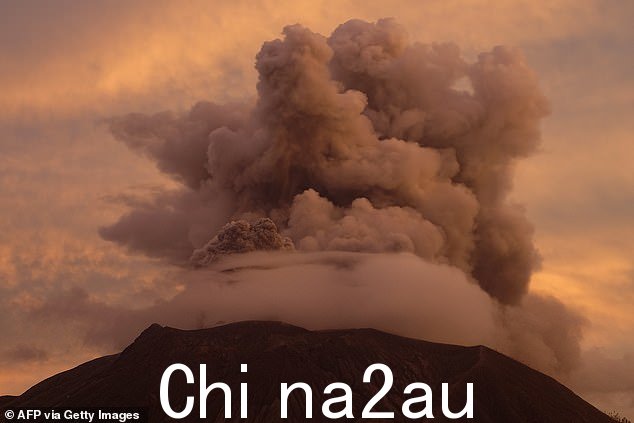 周二的火山喷发是在本月早些时候的一系列火山喷发之后发生的,迫使数百人撤离,省会万鸦老的机场关闭
