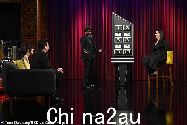 Anne 还与 Jimmy 一起玩了一场有趣的反向字谜游戏,对阵 Melanie Lynskey 和 The Roots 领袖 Tariq Trotter,试图与一个无法使用双手的伙伴表演文字