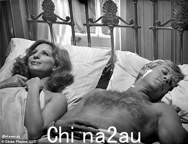 史翠珊以直言不讳而闻名,此前曾透露,与她在《往日情怀》中搭档的罗伯特·雷德福在合作之前很担心她的声誉(如图所示)
