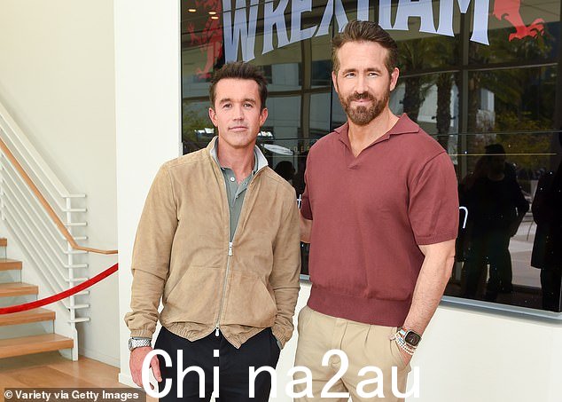 爱尔兰歌唱三人组的收购与 Rob McElhenney 和 Ryan Reynolds(如图)在 2020 年收购威尔士球队雷克瑟姆 AFC 进行比较