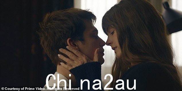 评论家赞扬了安妮·海瑟薇和尼古拉斯·加利津在 Prime romcom 中的化学反应