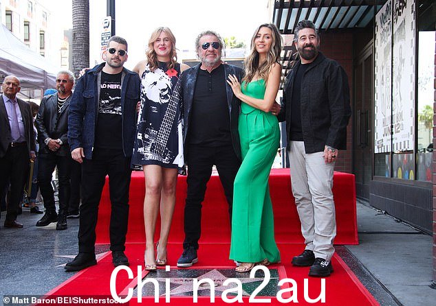 他和家人一起拍了一张甜蜜的照片