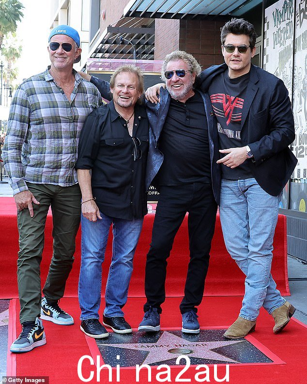 Chad Smith、Michael Anthony、Sammy Hagar 和 John Mayer 从左到右