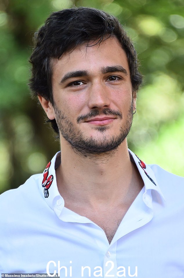 第四季的拍摄工作正在顺利进行中,MailOnline 提供了您需要了解的关于 Eugenio Franceschini 的一切信息...(Eugenio 摄于 2018 年)