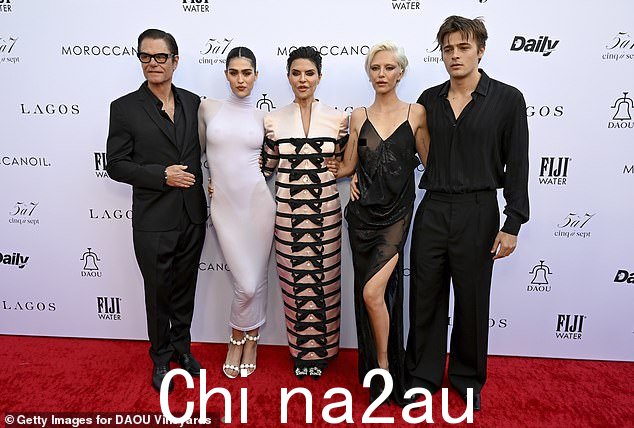 电视名人也加入了丈夫 Harry Hamlin 以及女儿 Amelia Gray 和 Delilah Belle - 她们由男友 Henry Eikenberry 陪同