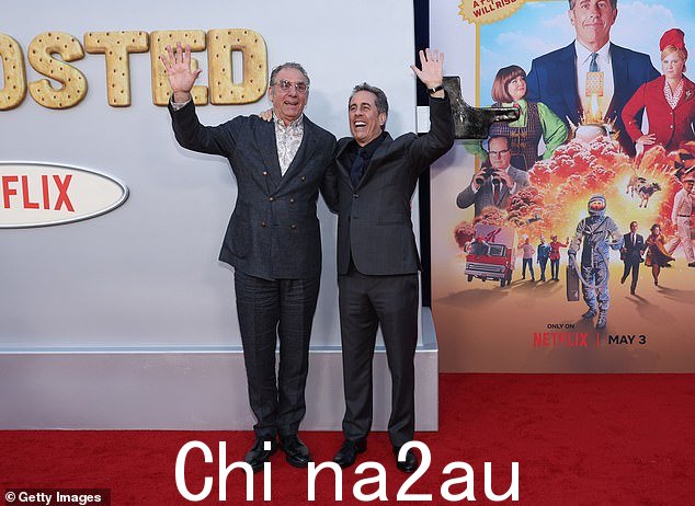 理查兹选择了一件白色和浅灰色佩斯利花纹衬衫,搭配深灰色西装外套,搭配裤子和黑色鞋子,搭配浅色眼镜