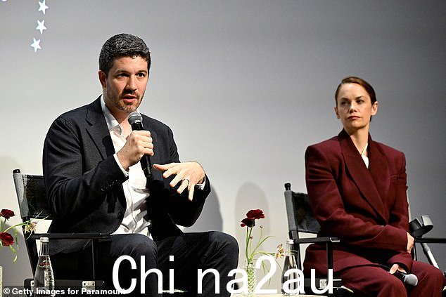 这位美女与创作者 Joe Murtagh 一起出现在舞台上,谈论热门剧集