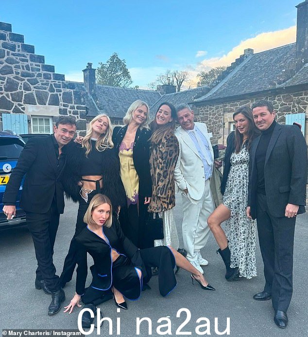 贵族就是我们!左起:Robbie Furze(Big Pink 成员,玛丽女士的丈夫)、Lady Mary Charteris、Poppy Delevingne、India Heathcote、Amanda Westbrook 和 David Gardner(最右)。前:希腊奥林匹亚公主