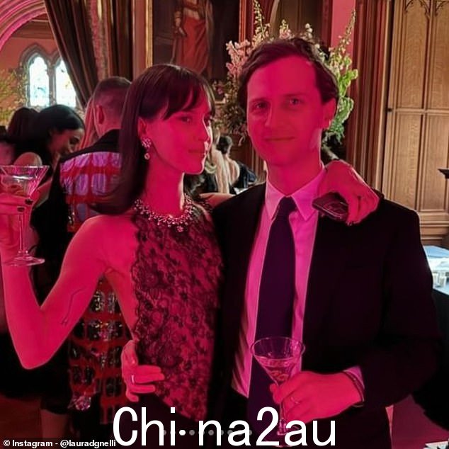 Laura D¿Agnelli 是 Lola 夫人派对上的独家嘉宾之一,她穿着蕾丝紧身胸衣和钻石项链,给人留下了深刻的印象