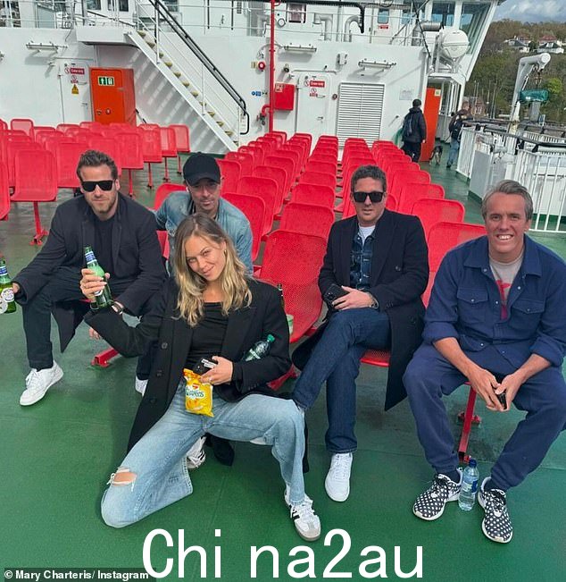 客人乘船抵达。左起:Edward Lawson-Johnston、Robbie Furze、Jessica Clarke、David Gardner、Miguel Walky