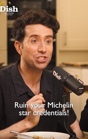 在与 Nick Grimshaw(如图)和专业厨师 Angela Hartnett 一起做 Dish 播客时,他说:“我现在已经不再是素食主义者了”
