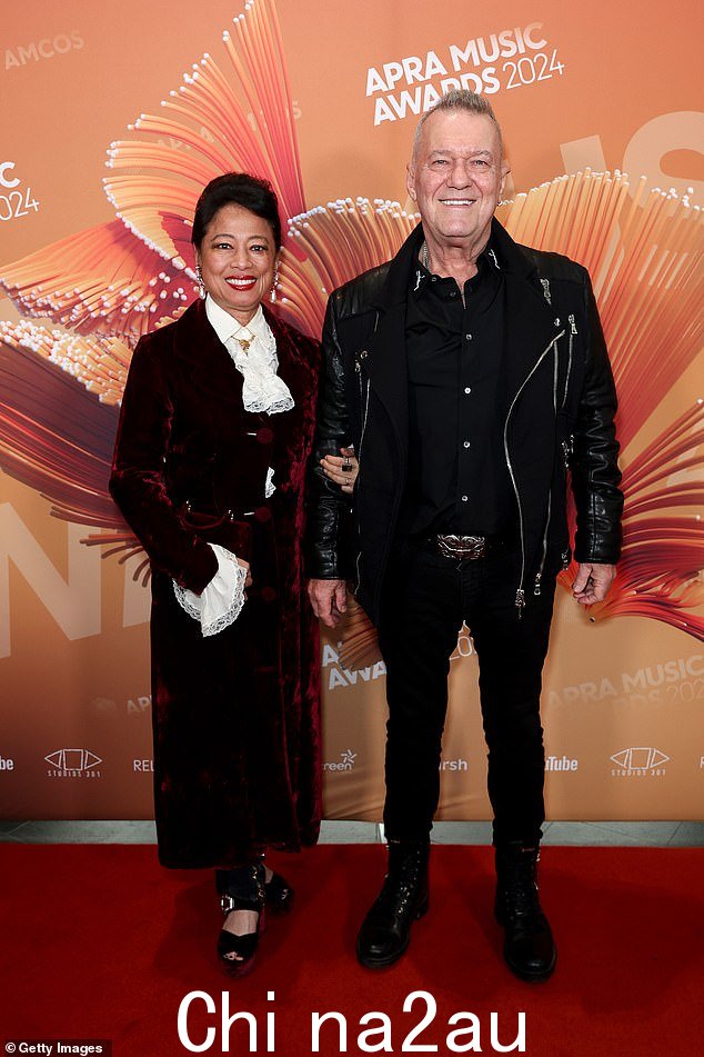 Jimmy 的妻子 Jane 也加入了进来,她也穿着黑色衣服,搭配白色荷叶边袖子