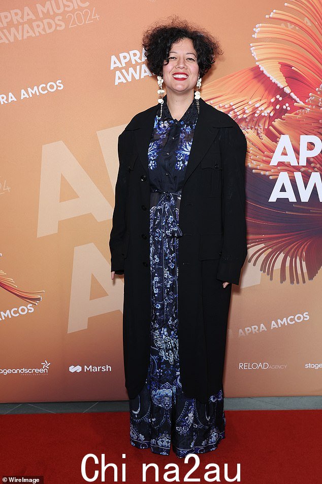 Jimmy 的女儿 Mahalia Barnes 也出席了活动,身穿深蓝色图案礼服和黑色大衣