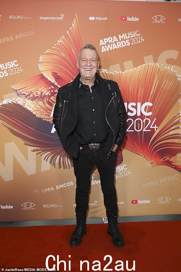 吉米·巴恩斯 (Jimmy Barnes) 在最近接受心脏直视手术后带领众人出席 2024 年 APRA 音乐奖,他的精神状态似乎很好