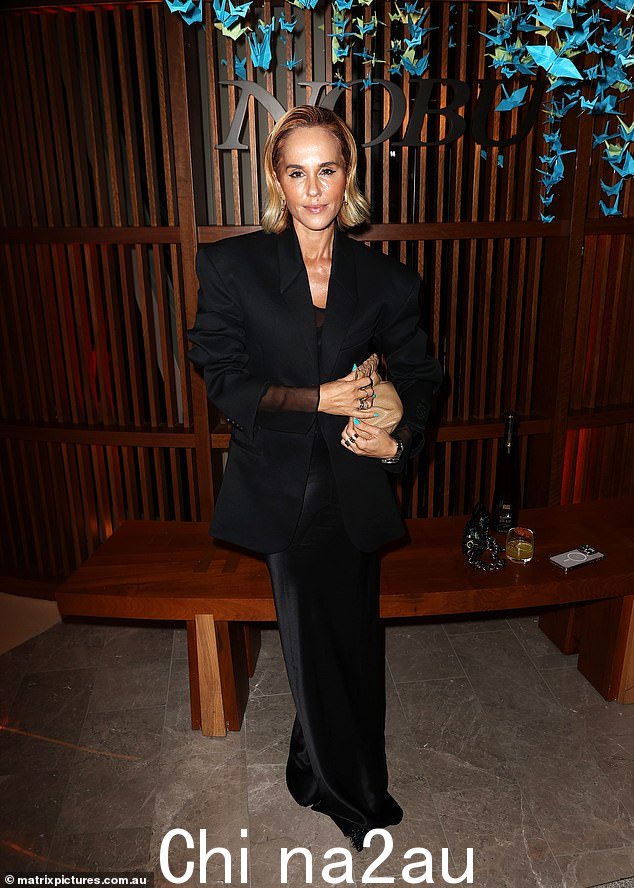 Pip Edwards 周四晚上外出庆祝名人寿司厨师 Nobu Matsuhisa 重返澳大利亚时盛装打扮,给人留下深刻印象