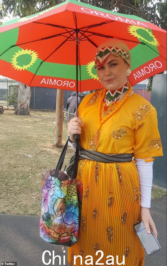 在她的谎言网出现后,出现了贝儿穿着传统埃塞俄比亚服装的图像(如图)