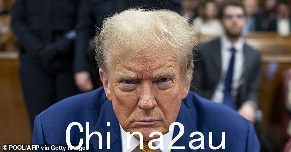 美国前总统2024 年 5 月 2 日,唐纳德·特朗普在纽约市曼哈顿刑事法院出庭受审,罪名是涉嫌掩盖与婚外情有关的封口费。现年 77 岁的特朗普被指控伪造商业记录,以偿还其律师迈克尔·科恩 (Michael Cohen) 的费用。就在 2016 年大选前几天,向色情明星斯托米·丹尼尔斯支付了 13 万美元的封口费(照片由道格·米尔斯/POOL/法新社拍摄)(照片由 DOUG MILLS/POOL/法新社通过 Getty Images 拍摄)