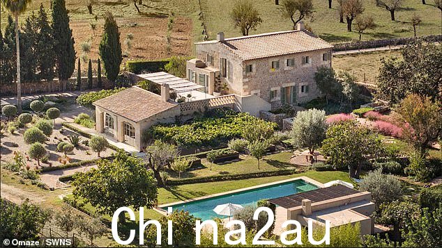 位于马略卡岛的 Serra de Tramuntana 山脉附近,这座令人惊叹的别墅价值 300 万英镑,去年底被一位来自南安普顿的 52 岁男子买下
