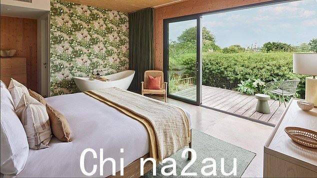 俯瞰私人露台的全长窗户可让您从房间欣赏乡村景色床或独立式复古风格浴缸