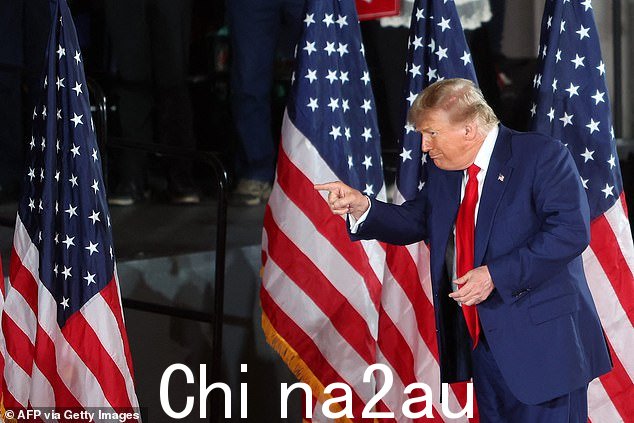 '我每天必须做其中两件事。你知道为什么?因为我一直在纽约参加拜登的审判,”他说。 “这是一次假审判。他们这样做是为了试图夺走你的权力,试图夺走你的候选人'
