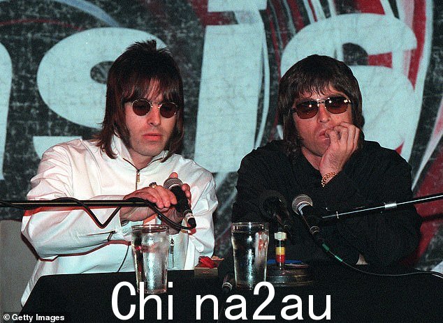 Liam 兄弟(左)和 Noel Gallagher(右)——1999 年 8 月在伦敦举行的新闻发布会上的照片——他们的乐队 Oasis 也有两个进入前十名