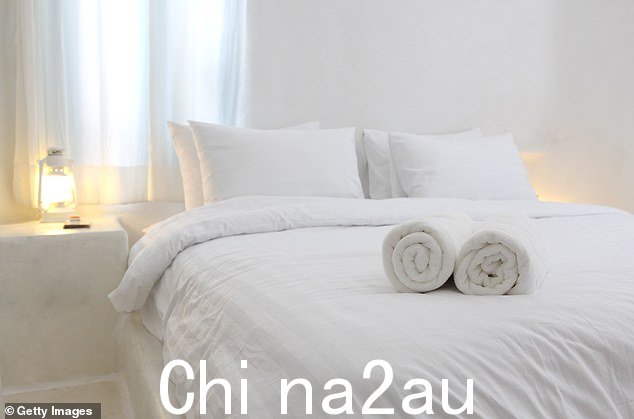 如果您想要全白色的床上用品,请确保将其与一些彩色靠垫或与房间中其他颜色相匹配的休闲毯混合使用