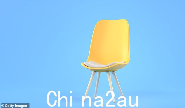 避免在室内使用塑料椅子,因为它们会缩小你的房间,无论它们有多有趣或多昂贵