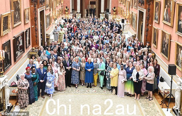 卡米拉女王在白金汉宫接待了 300 名宾客,表彰支持性侵犯受害者的人们