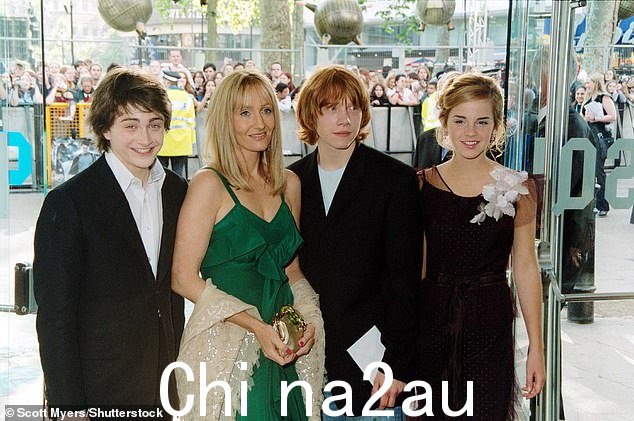 雷德克利夫在 2004 年改编自她喜爱的儿童读物的电影中饰演哈利·波特而一举成名。 图为:雷德克利夫、罗琳、鲁伯特·格林特和艾玛·沃特森于 2004 年