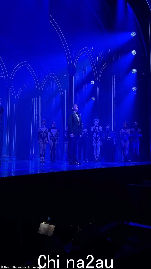 Christopher Sieber (Ernest Menville) 也在首映后鞠躬