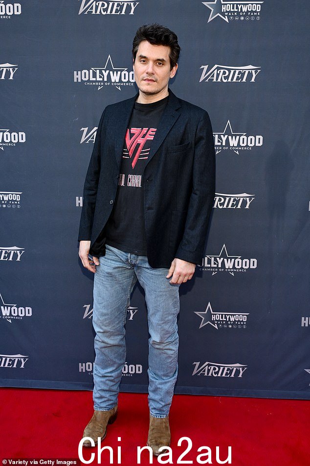 John 穿上了他最好的 Van Halen T 恤