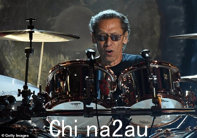 Van Halen 鼓手 Alex Van Halen,70 岁,摄于 2015 年,他没有出席颁奖典礼,正如 Hagar 去年秋天所说,Alex 在过去五年里一直避免回电。 =
