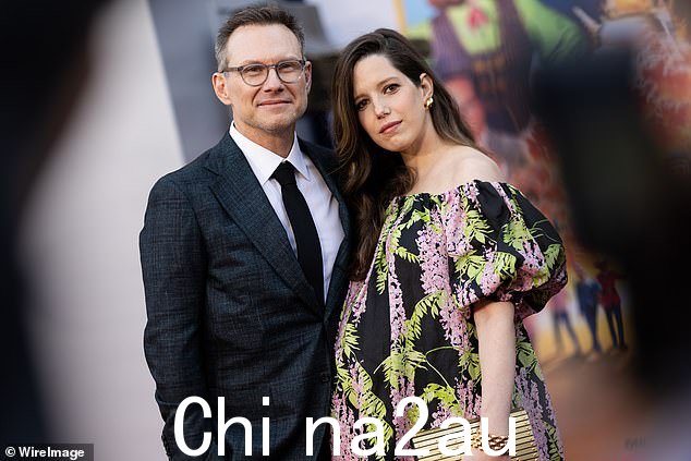 机器人先生在杰瑞·宋飞执导的即将上映的喜剧电影特别放映会上穿着炭灰色西装、白色衬衫和黑色领带,看起来衣冠楚楚