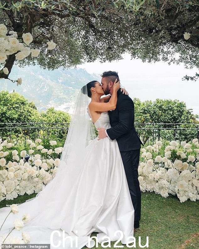 这对六个月前订婚的夫妇在 Instagram 上分享了他们在阿马尔菲海岸小镇拉维罗童话般的婚礼当天的感受
