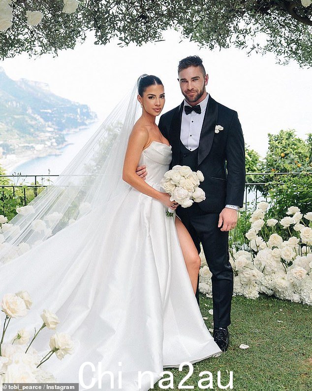 健身企业家 Tobi Pearce 和他的网红未婚妻 Rachel Dillon 在意大利举行了浪漫的婚礼