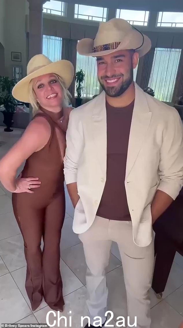 布兰妮·斯皮尔斯最终与第三任丈夫 Hesam 'Sam' Asghari 离婚,经过 9 个月的合法分居和仅 14 个月的婚姻(7 月 24 日最后一张合影)