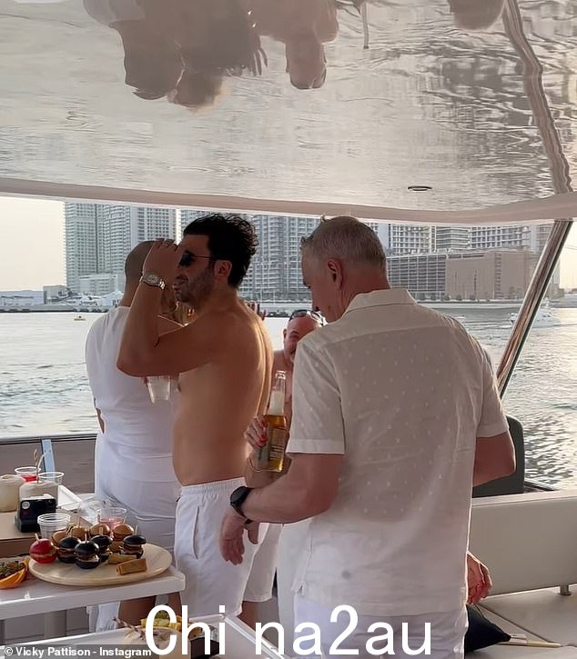 在 Vicky 的 Instagram 故事上分享的视频中,派对正如火如荼地进行
