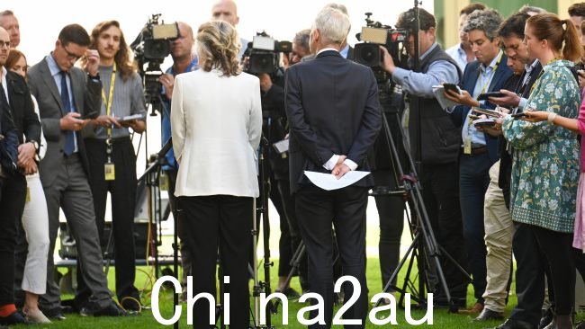 内政部长 Clare O'Neil 和移民部长 Andrew自从周一签证失败的消息传出后,贾尔斯就没有举行过新闻发布会。图片:NCA NewsWire / Martin Ollman