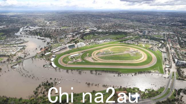 航空照片:洪水淹没了弗莱明顿地区马里巴农河沿岸的房屋和街道,弗莱明顿赛马场仍然存在未受影响。图片:David Caird