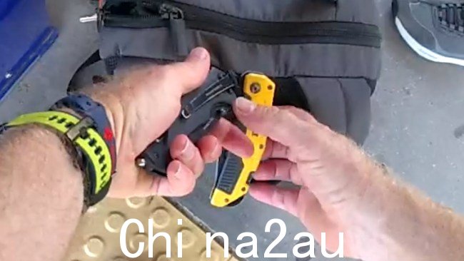 杰克定律是在昆士兰州制定的,赋予警察使用金属搜身的权力检测棒查看他们是否携带任何武器 图片:昆士兰警方