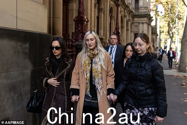 Monique Lezsak 的家人和朋友离开维多利亚最高法院