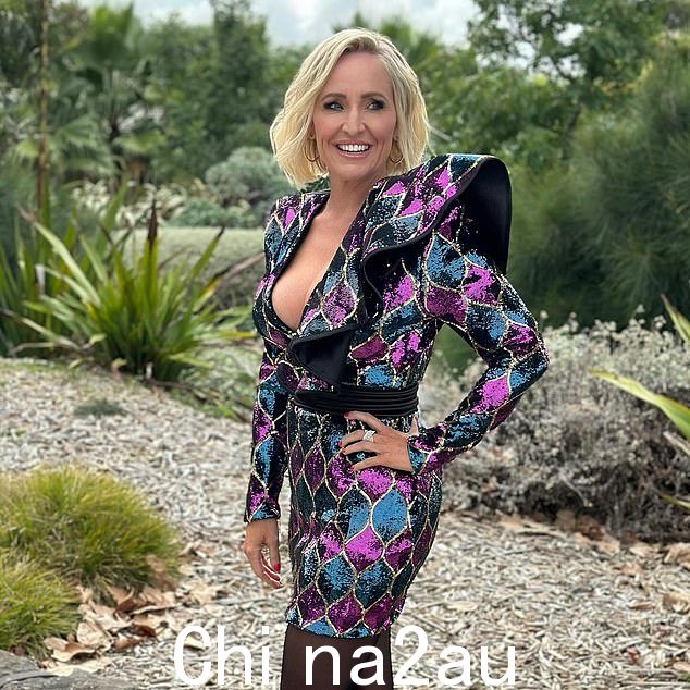 Fifi Box 捍卫了她炫耀自己丰满乳沟的权利,这位早餐广播节目明星、《Fifi、Fev & Nick》节目的联合主持人在本周的节目中表示,她被淹没了。穿着这件暴露的衣服后,巨魔对她的身体发表了评论(如图)