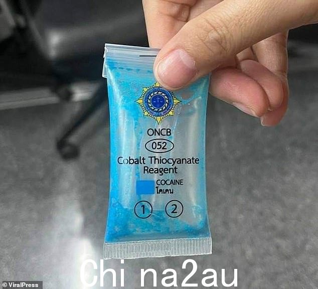 他在普吉岛国际机场被捕,警方对他护照中发现的物质进行了检测,确认其为 0.42 克可卡因