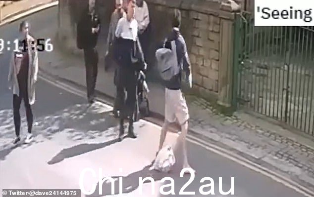 但是在攻击者试图用鞋子打他的头部后,红发男子迅速脱下夹克并打了一拳