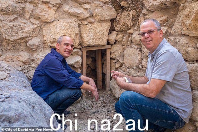 如图,以色列古物管理局的 Joe Uziel 博士(左)和特拉维夫大学的 Yuval Gadot 教授